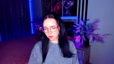 TriciaDaisy online show from May 8, 2:42 pm