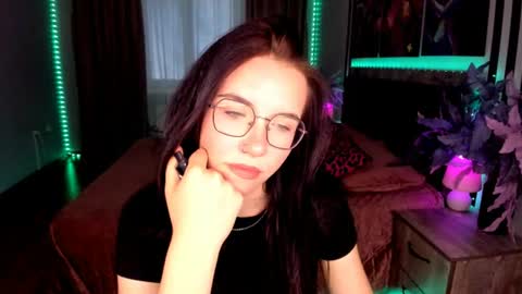 TriciaDaisy online show from June 28, 5:25 am