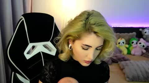 MayCarrey online show from December 18, 9:30 pm