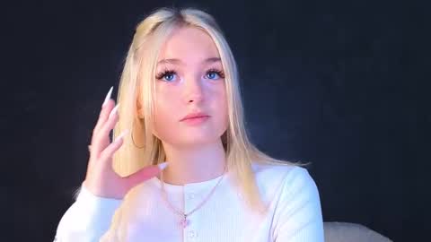 twinklefluff online show from March 9, 6:17 am