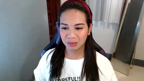 Snapshot of ur_cutiesthotasianxx chatting on January 6, 10:58 pm Vee online show from January 6, 10:58 pm