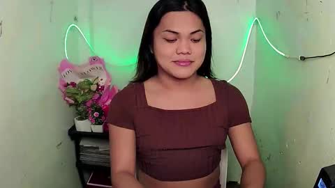 Snapshot of urhottie_bella chatting on September 30, 10:21 am Bella DONT FORGET TO THUMBS UP AND FOLLOW online show from September 30, 10:21 am