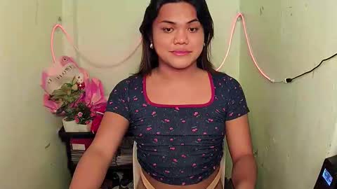 Snapshot of urhottie_bella chatting on October 5, 6:40 am Bella DONT FORGET TO THUMBS UP AND FOLLOW online show from October 5, 6:40 am