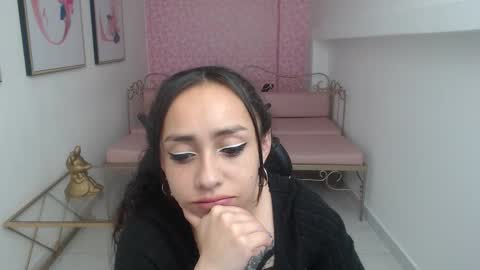 Snapshot of vaiolet_sinclaire chatting on October 29, 2:20 pm Vaiolet online show from October 29, 2:20 pm