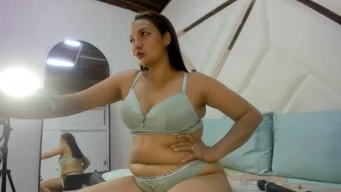 valeria_gil_ online show from July 21, 9:15 pm
