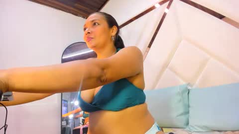 valeria_gil_ online show from June 24, 9:47 pm