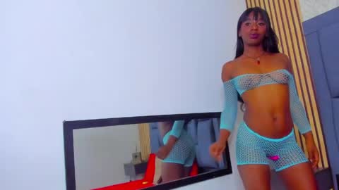 valeriilopez online show from March 18, 1:05 pm