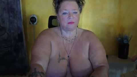 vampwoman online show from July 26, 8:00 am