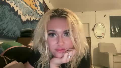 vanessaluvs2play online show from May 15, 5:00 am