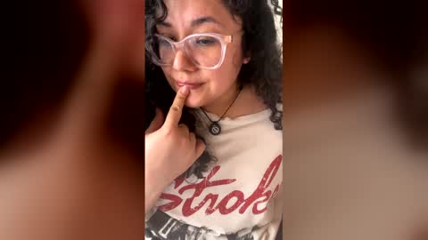 V A N E S S A  online show from March 29, 3:44 pm