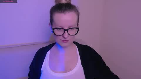 Mia online show from November 7, 8:42 am