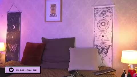 Vee Simons online show from July 8, 8:22 pm