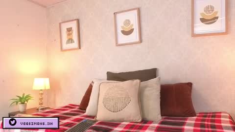 Vee Simons online show from April 30, 8:57 pm
