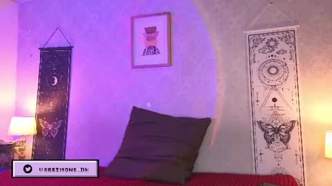 Vee Simons online show from July 21, 9:04 pm