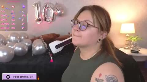 Vee Simons online show from January 8, 8:46 pm