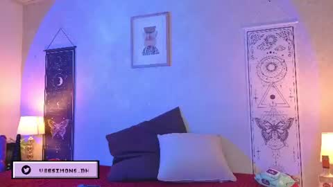 Vee Simons online show from July 14, 7:51 pm