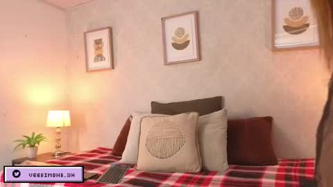 Vee Simons online show from April 30, 8:47 pm