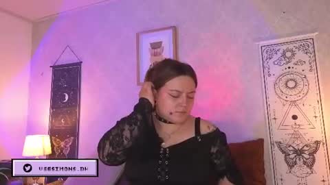 Vee Simons online show from July 1, 9:14 pm