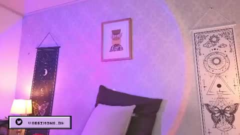 Vee Simons online show from July 15, 8:02 pm