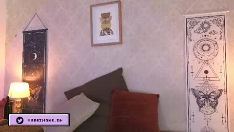 Vee Simons online show from June 26, 8:10 pm