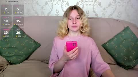 velvet_peach_ online show from September 10, 11:43 am