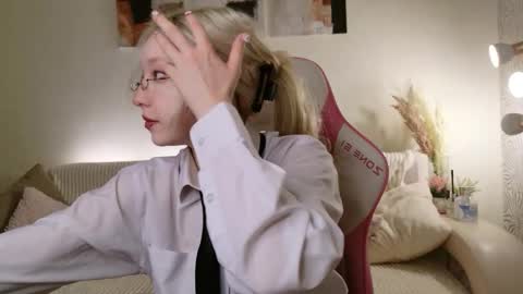 Snapshot of vergin_smell chatting on October 19, 7:21 am Mia online show from October 19, 7:21 am