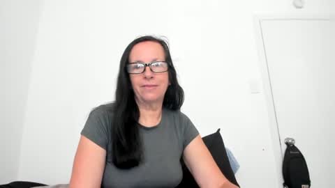 verysassypeachgoddess online show from June 5, 2:01 pm