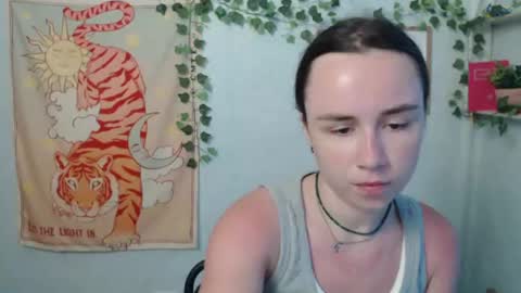veryveryvery_shy online show from August 4, 5:57 am