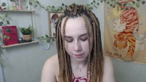 veryveryvery_shy online show from May 4, 5:22 am
