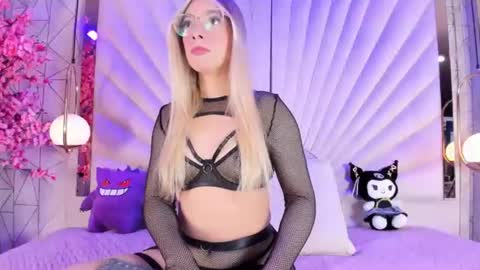 Vesper Velvet  online show from June 15, 5:29 am