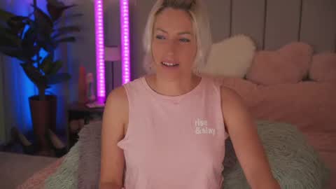 vickysecret96 online show from June 25, 5:36 pm