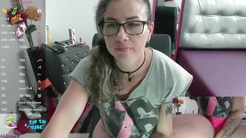 Snapshot of vickysexyx chatting on December 18, 7:52 pm Valentina online show from December 18, 7:52 pm