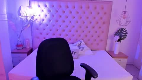Snapshot of victoria_kitt chatting on October 14, 10:23 pm victoria_kitt online show from October 14, 10:23 pm