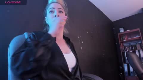 Snapshot of viktoria_davis_ chatting on March 8, 11:39 pm Viktoria online show from March 8, 11:39 pm