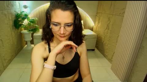 violet_r_ online show from October 7, 8:46 pm