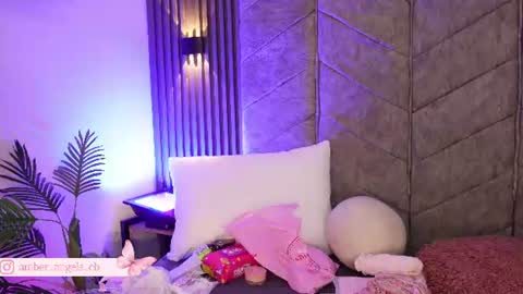 viollettebylyly online show from June 29, 1:11 pm