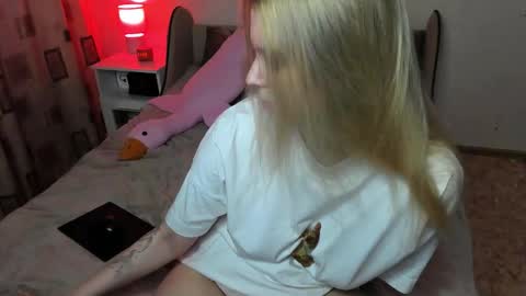 Snapshot of vivian_alison chatting on October 15, 6:43 pm vivian_alison online show from October 15, 6:43 pm