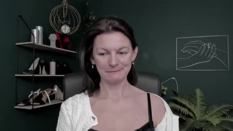 Vivian online show from December 18, 8:30 am