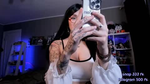 vivian_qwerty online show from April 27, 5:59 am