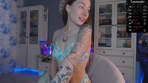 Snapshot of weed_princesss chatting on January 10, 12:15 pm moon online show from January 10, 12:15 pm