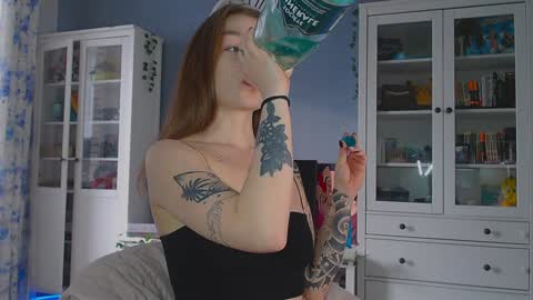 Snapshot of weed_princesss chatting on February 6, 10:58 am moon online show from February 6, 10:58 am