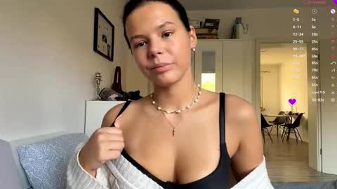 Mia online show from November 6, 7:58 am