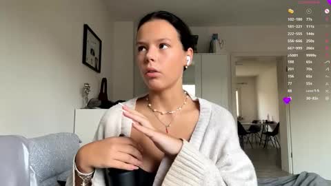 Mia online show from November 12, 8:12 am