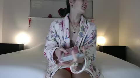 WildRose L - check my Pinned tweet if you dont see me online within 5 minutes after Ive sent email notifications online show from February 9, 2:28 am