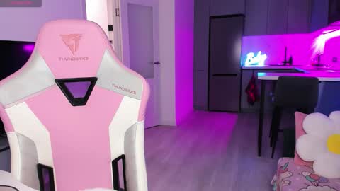 Emi online show from December 17, 4:11 pm