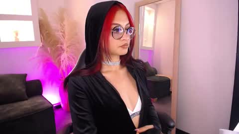Snapshot of ximenaa_as chatting on October 10, 6:29 am Ximenna as online show from October 10, 6:29 am