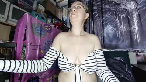 xnicetitsx online show from November 8, 10:09 am