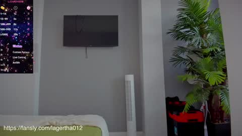 Snapshot of xvsesss chatting on October 15, 5:21 am LagerthaLove online show from October 15, 5:21 am