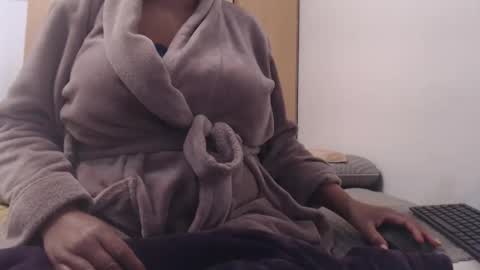 Snapshot of xxxbustybabe27x chatting on February 19, 1:50 pm Ayanda online show from February 19, 1:50 pm