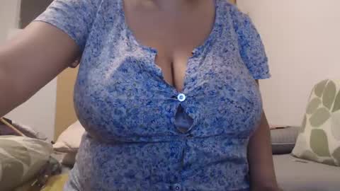 Snapshot of xxxbustybabe27x chatting on February 13, 4:39 pm Ayanda online show from February 13, 4:39 pm